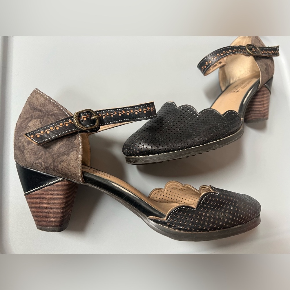 9.5-10 L’Artiste Spring Step
Parchelle scalloped black leather Ankle Strap Shoe